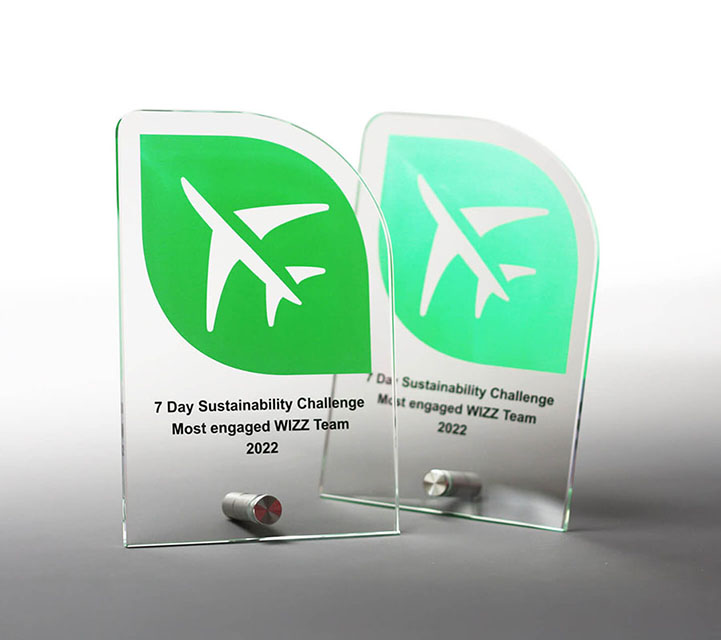 egyedi plexi céges díj gravírozással vállalati elismeréshez