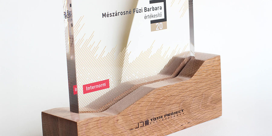 plexi és fa kombinációjú egyedi díj dolgozói elismeréshez