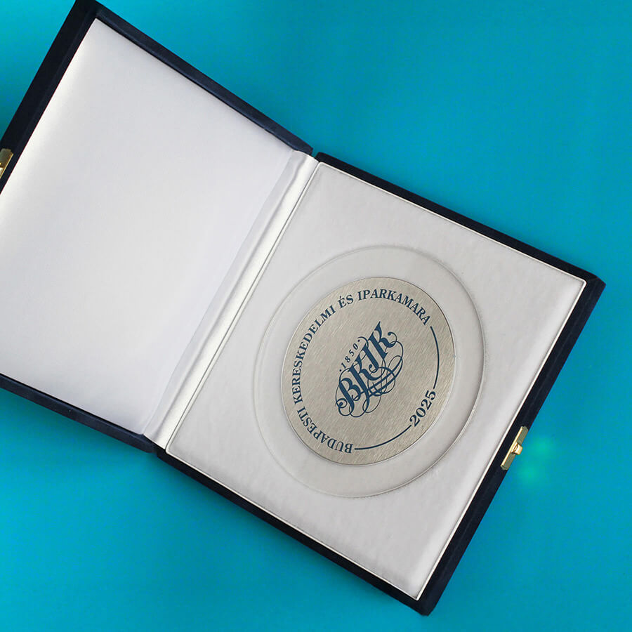 selyem belsővel kialakított egyedi díszdoboz díjhoz