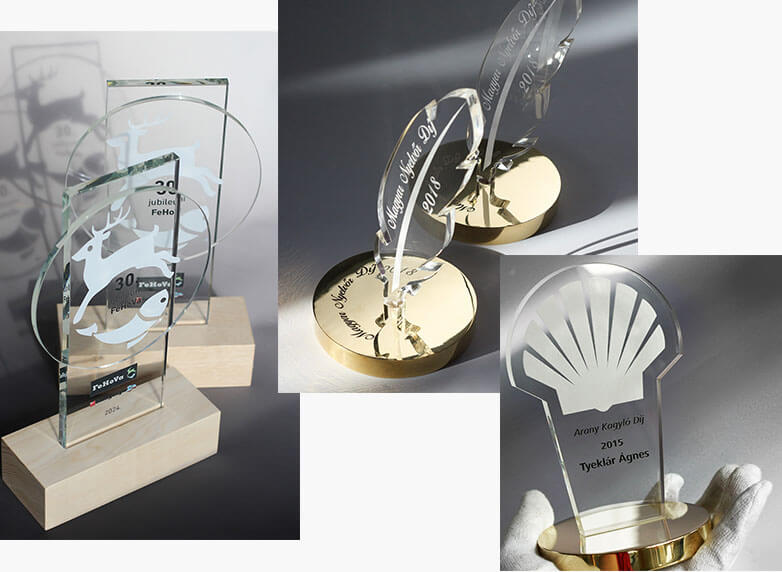 egyedi üveg és fém díj céges elismeréshez gravírozott logóval